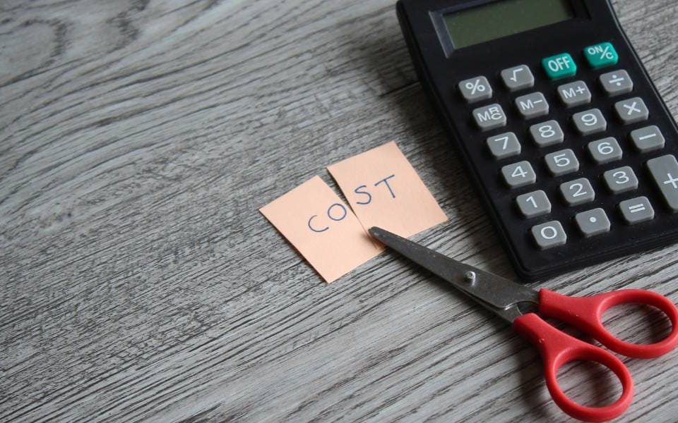 cómo reducir gastos administrativos